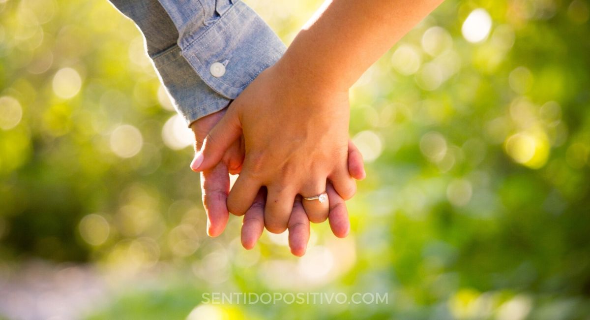 La forma de agarrar la mano revela algo sobre tu relación