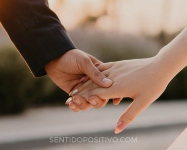 La forma de agarrar la mano revela algo sobre tu relación