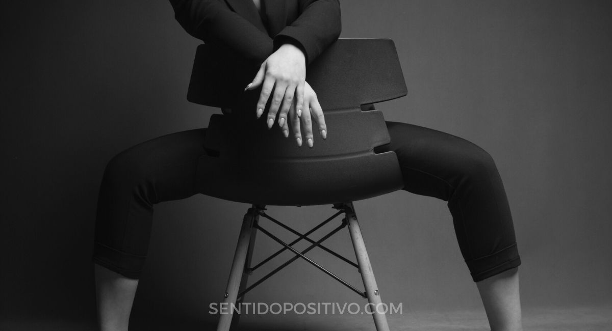 Las formas de sentarse revelan algo sobre tu personalidad